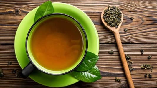 قائمة منتجات تمنع الشيخوخة من بينها الشاي الأخضر والتمر