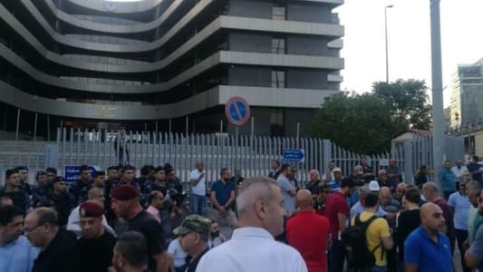 مراسلة mtv: العسكريون المتقاعدون أقفلوا مداخل مبنى الـTVA 