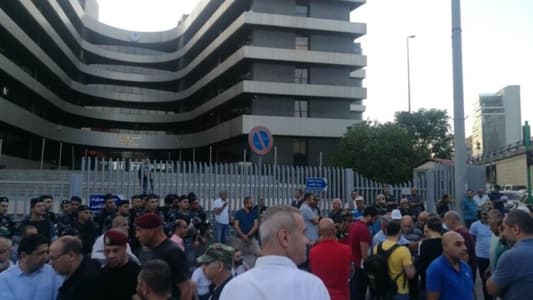 Veterans stage sit-in in front of VAT building, block entrances