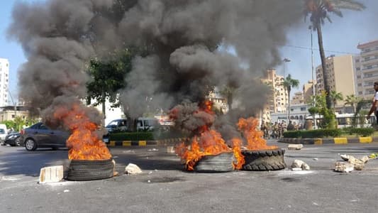 بالصورة: مناصرو "التنظيم الشعبي الناصري" يقطعون بعض الطرقات بالاطارات المشتعلة تنديداً بالإشكال الذي وقع بين النائب أسامة سعد والقوى الامنية