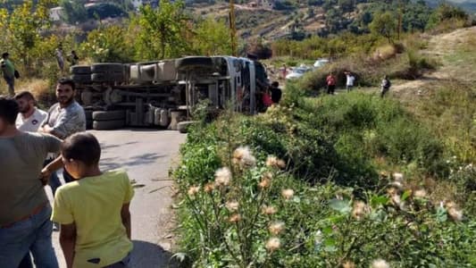 جريحان نتيجة انقلاب شاحنة في بخعون 