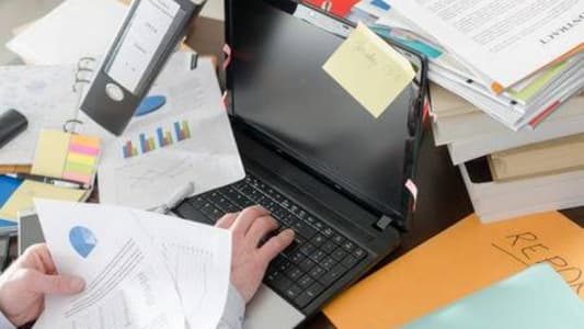 خبراء: الآثار السلبية لعمل المكتب تشمل التوتر والإجهاد والخمول  