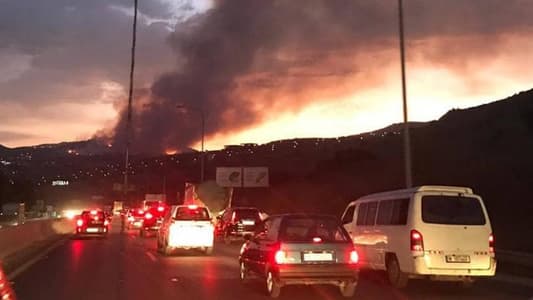 حريق كبير يُحاصر المنازل في المشرف - الشوف