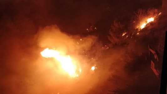 مراسلة mtv: الدفاع المدني يعمل منذ الساعة الأولى فجراً على إخماد الحريق في الدامور الذي إمتد حتى الأوتوستراد ولقد لوحظ غياب تام لعناصر قوى الأمن 