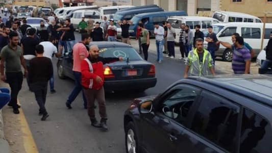 سائقو الفانات أعادوا فتح طريق بعلبك حمص 