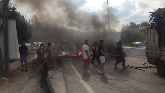 الوكالة الوطنية: المحتجون يواصلون إشعال الإطارات وسط مسلكي الأوتوستراد في شكا وزحمة سير خانقة بالاتجاهين