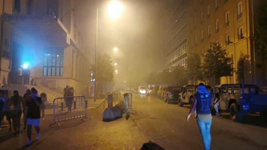 القوى الامنية تستخدم خراطيم المياه لتفرقة المتظاهرين وإبعادهم عن وسط بيروت