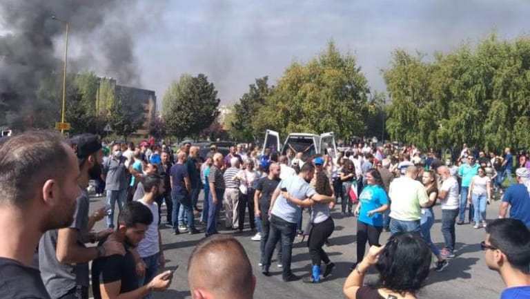 بالصورة: قطع مستديرة المنارة في زحلة بالإطارات المشتعلة احتجاجاً على الوضع الاقتصادي والمعيشي