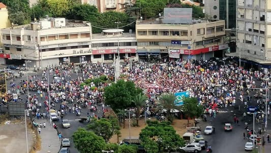 معلّمون وطلاب وأطباء وحقوقيون انضموا إلى الاعتصام في ساحة النور