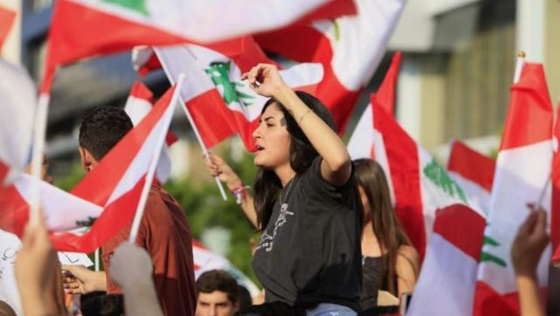 MTV correspondent: Riad el-Solh protest has turned into a concert in which demonstrators raise Lebanese flags, dance and sing