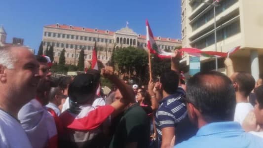 Tranquility prevails over Riad Solh Square as number of protesters increases