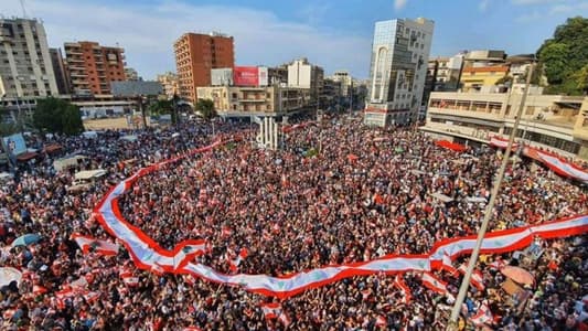  التحركات الشعبية في ساحة النور في طرابلس مستمرة والطرق اليها مقفلة