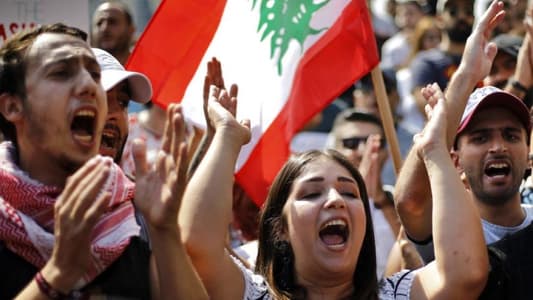 توافد المحتجين الى ساحة ايليا في صيدا ودعوات للحفاظ على سلمية الحراك