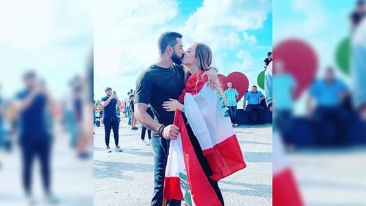 علمان لبنانيّان وقبلة في صور