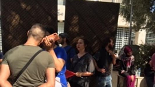 محتجون بدأوا بالتوافد الى أمام مصرف لبنان