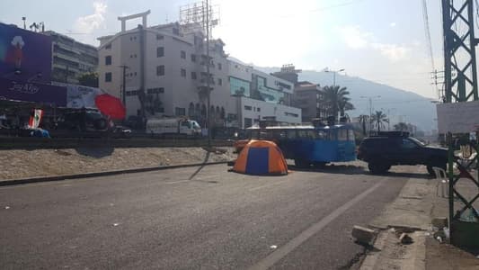 Photo: Ghazir highway remains closed, protesters refuse to leave the streets before their demands are met