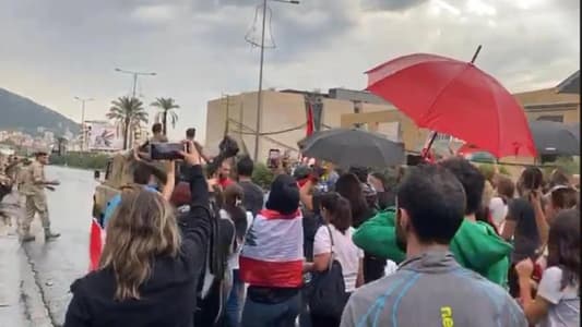 بالصورة: الجيش يتراجع عن موقع تمركزه في غزير ويتخذ موقعاً آخر بعيداً عن المتظاهرين الذين يحتفلون بهذه الخطوة