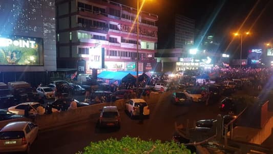 MTV correspondent: Only two Lebanese army vehicles remain in Zouk Mosbeh after the withdrawal of many soldiers, and demonstrators call for staying in the street until late night hours