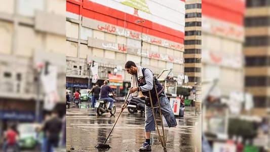 في طرابلس: مواطن مبتورة رجله.. يكنّس الشارع!