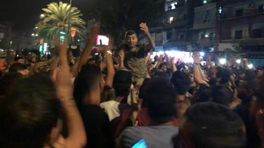 Photo: Beddawi citizens hold Lebanese Army soldiers on their back