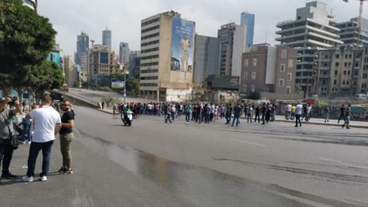 MTV correspondent: Demonstrators are still cutting the Ring Bridge with their bodies in both directions