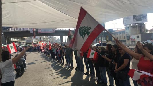 Thousands of Lebanese Partake in Human Chain Spreading from North to South 