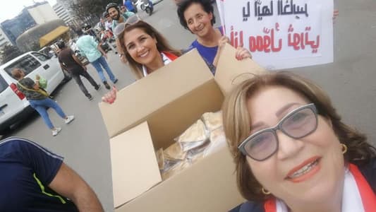 بالصّور: يوزّعن الطعام مجّاناً... "أنا مموّل ثورتي"