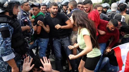 MTV correspondent: Number of protesters increases on the Ashrafieh side of Ring Bridge