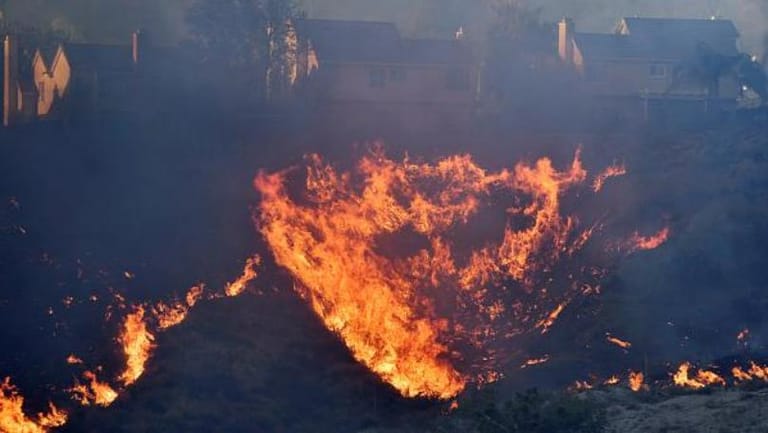 حريق غابات يهدد المنازل في لوس أنجلوس