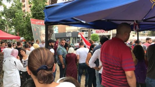 Protesters march from Elia towards Nejmeh Square