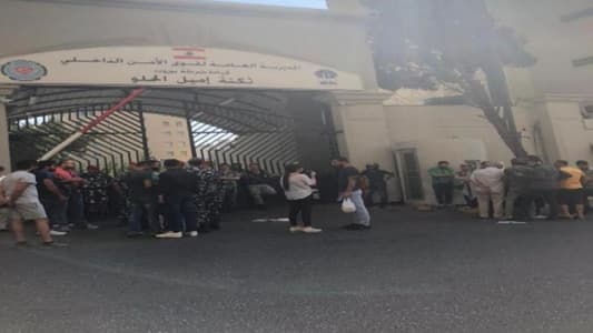 MTV correspondent: A number of protesters gathered in front of Helou barracks to block the road, but then reopened it 