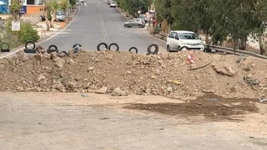 MTV correspondent: The main road in Saadnayel is closed by dirt mounds as well as 10 other roads in the region