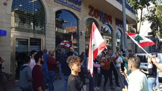 Protesters close banks in Chouf