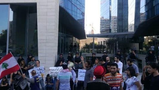 MTV correspondent: Head of the Telecom Employees Union is taking part in the protest held by Touch employees in front of the building