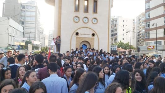 مراسلة الـmtv: تجمّع لطلاب كليات الجامعة اللبنانية أمام قصر العدل في الجديدة والقوى الأمنية عمدت إلى إقفال الباب