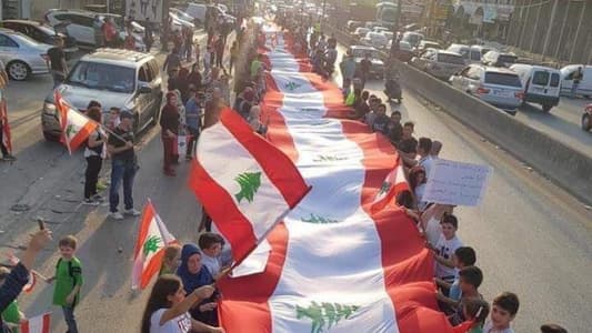 Photo: Lebanese flag covers Miniyeh highway