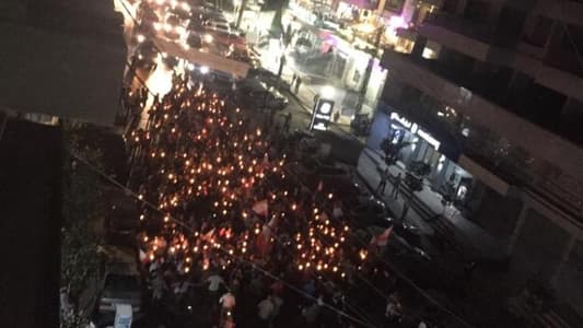 بالصورة: إضاءة الشموع خلال تظاهرة في النبطية