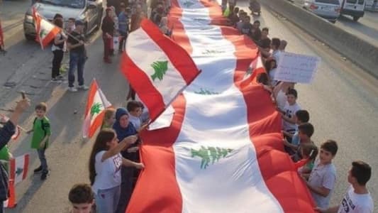 علم لبناني عملاق بطول ألف متر في مسيرة في المنية