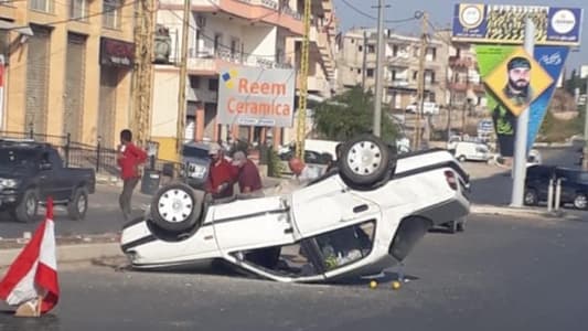 بالصورة: جريح جراء انقلاب سيارته