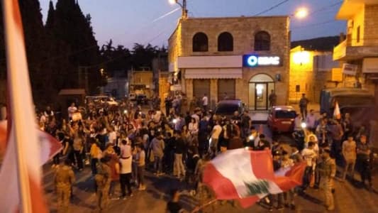 Protesters stage sit-in outside Beiteddine Serail 