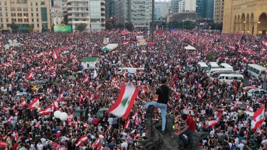 مشهد راقصة عم ترقص بوسط بيروت بنصّ ساحة الشهدا قدام مسجد محمد الأمين... مواجهة معها عالهوا بعد لحظات