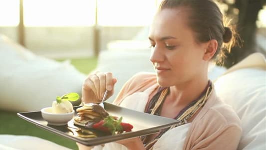 إلى النساء: تناول العشاء بعد السادسة مساءً يعرّضكنّ لخطر الإصابة بأمراض القلب