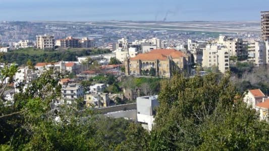 MTV correspondent in Baabda: Crowds flocked to Baabda road and protesters are throwing stones at a lighting pole to make noise