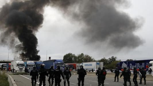 Police in Catalonia oust pro-independence protesters from major highway