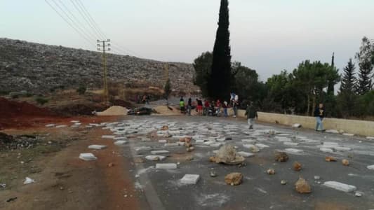 Jiyeh highway blocked to traffic