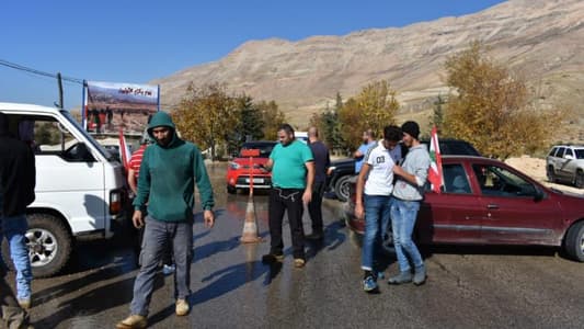 Photo: Aainata-Arz road is blocked by cars to prevent the passage of trucks