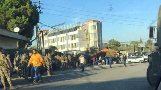 Protesters close BAU entrance in Dibbiyeh