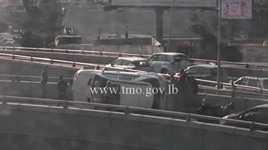 التحكم المروري: انقلاب سيارة على محوّل نهر الموت - بولفار سن الفيل