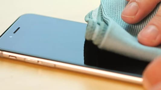 This Is How to Clean Your Smartphone Without Destroying It