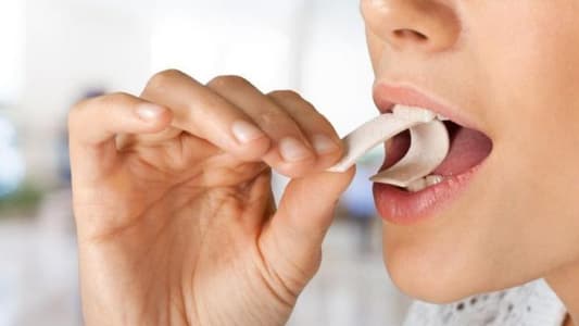 مضغ علكة خالية من السكر بعد تناول الوجبات يساعد في تفادي تسوس الأسنان